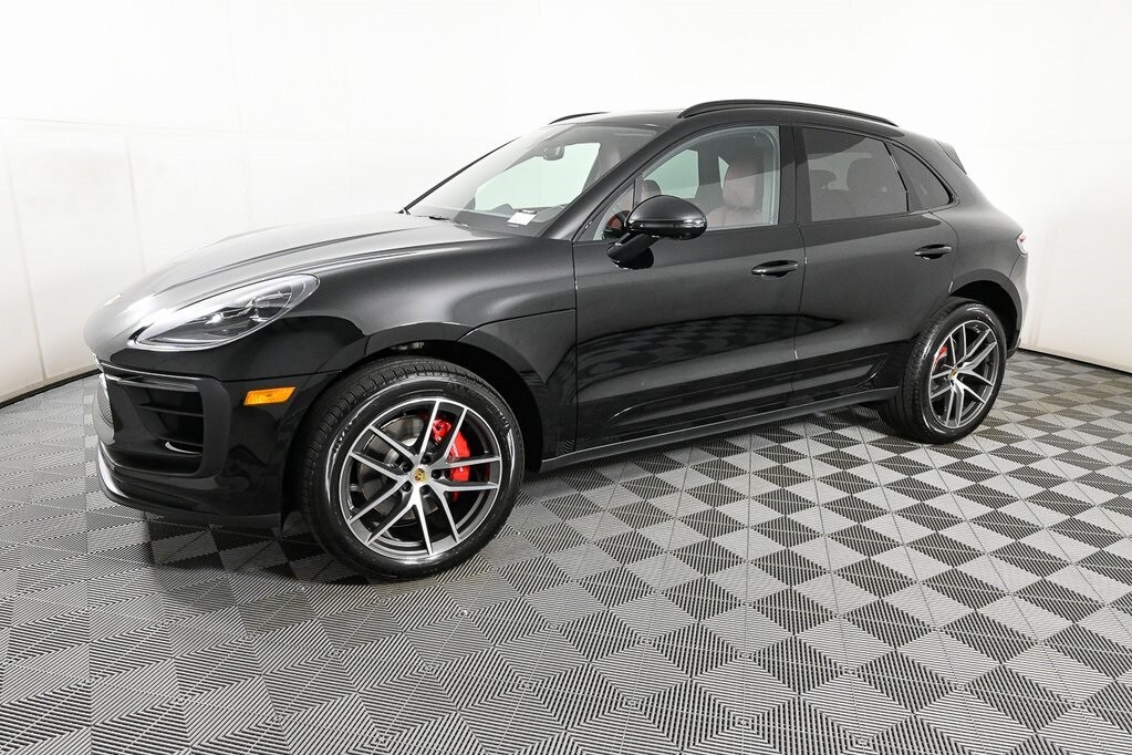 2025 Porsche Macan S photo 2