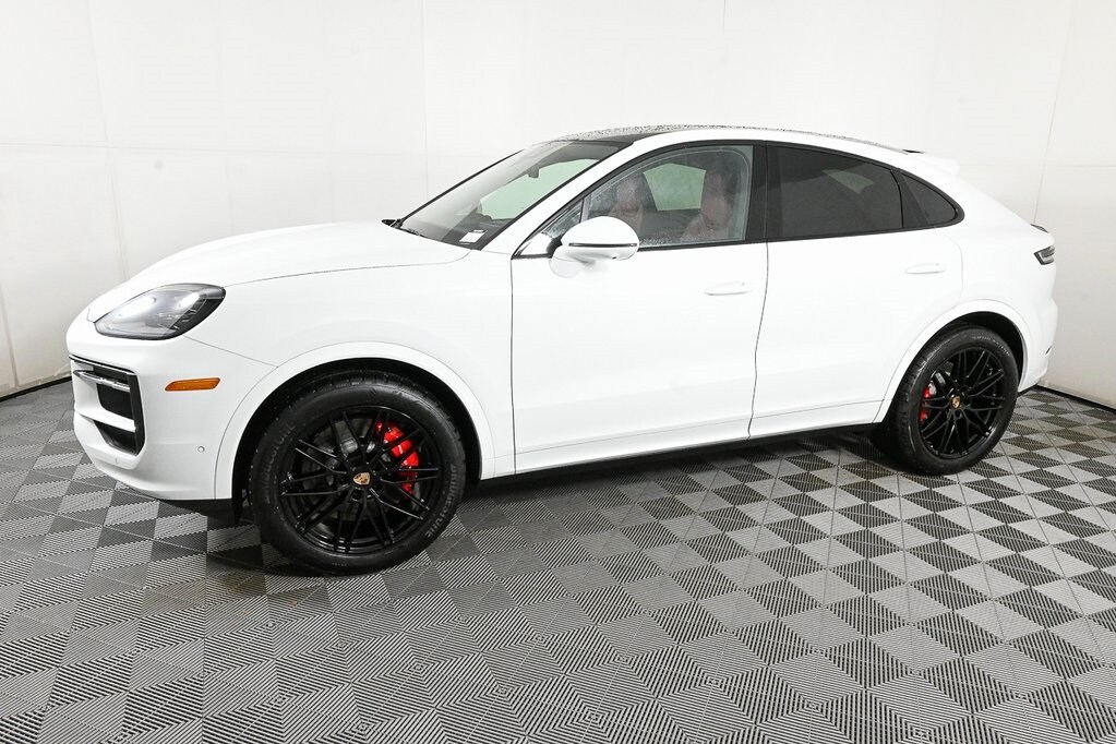 2025 Porsche Cayenne Coupe S photo 2