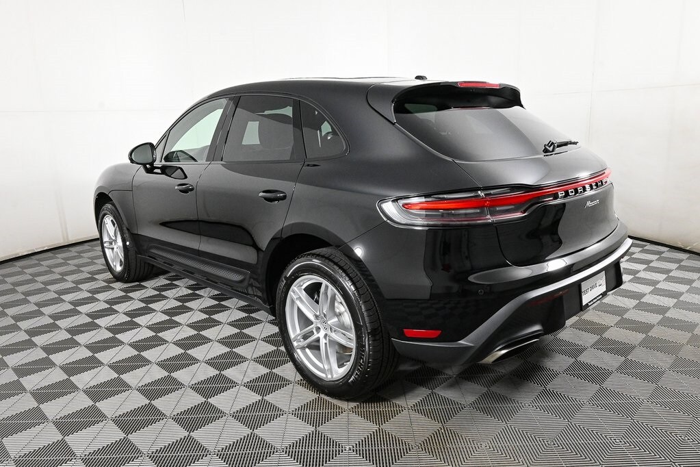 2025 Porsche Macan T photo 2