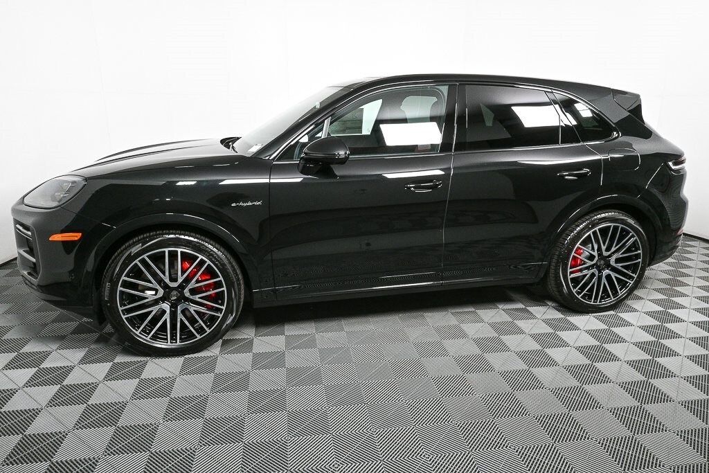2026 Porsche Cayenne E-Hybrid Turbo photo 2