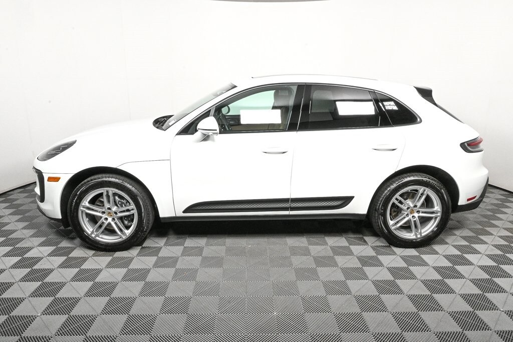 2025 Porsche Macan T photo 2