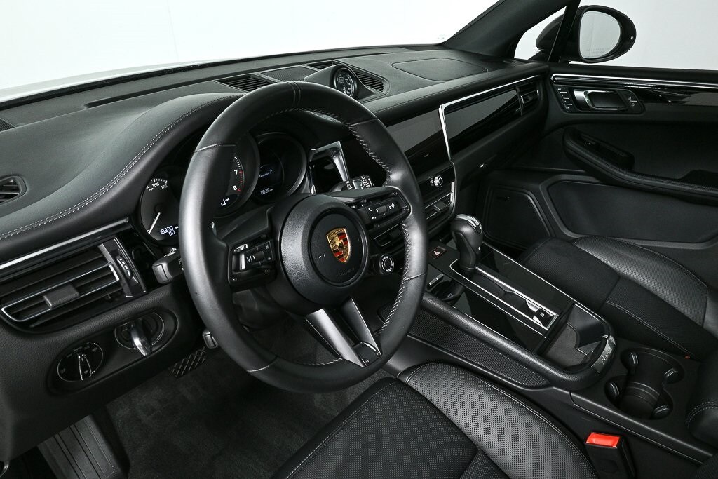 2024 Porsche Macan T photo 4