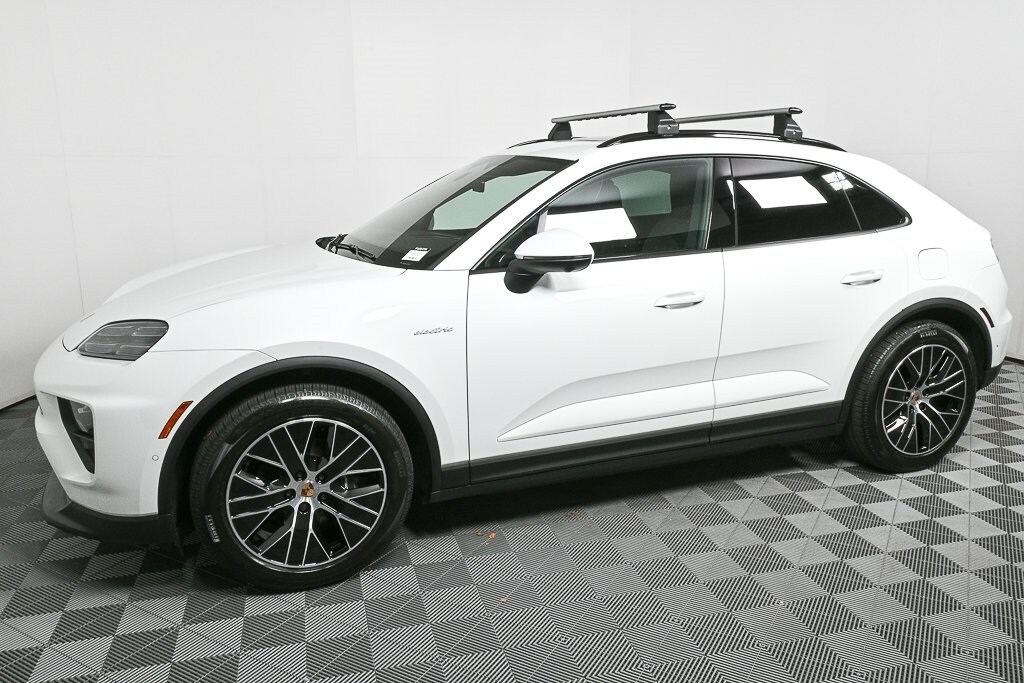 2025 Porsche Macan Electric photo 2