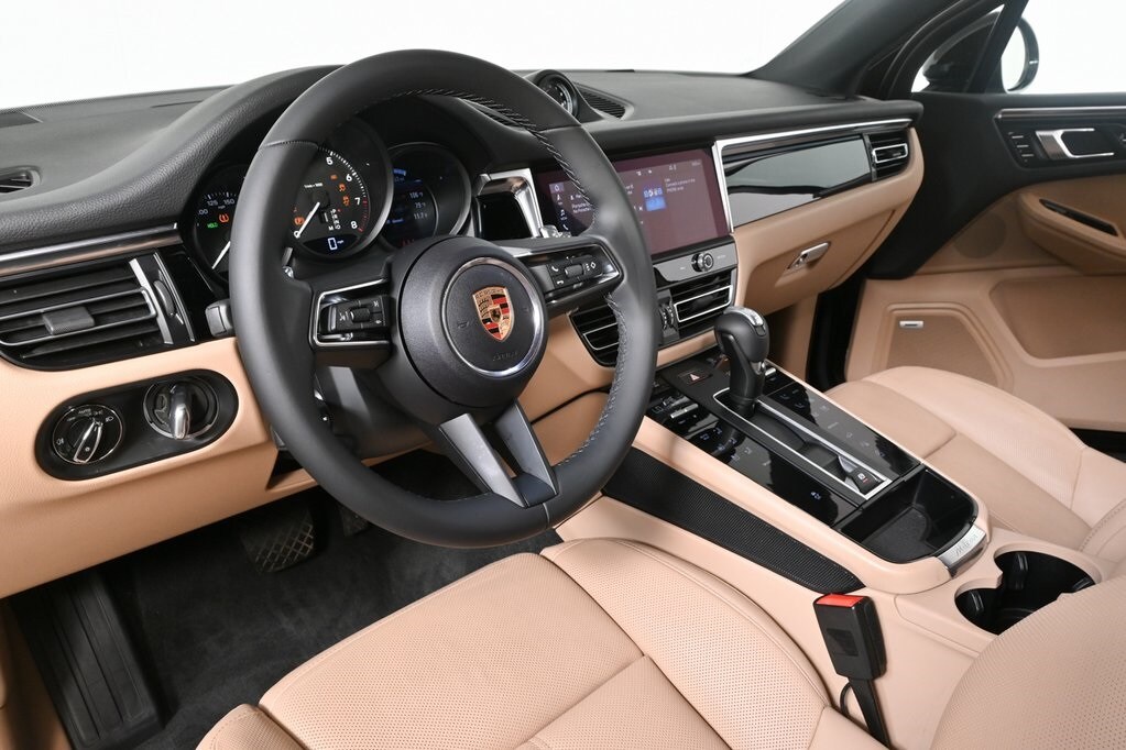 2024 Porsche Macan T photo 3