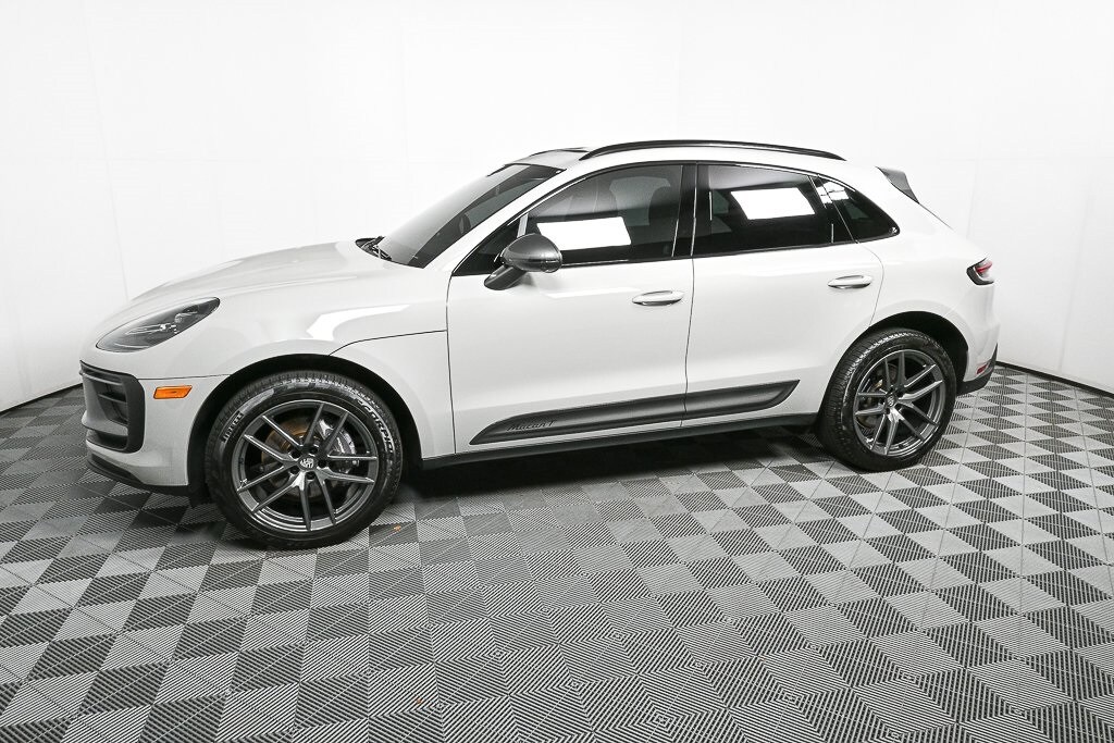 2024 Porsche Macan T photo 2