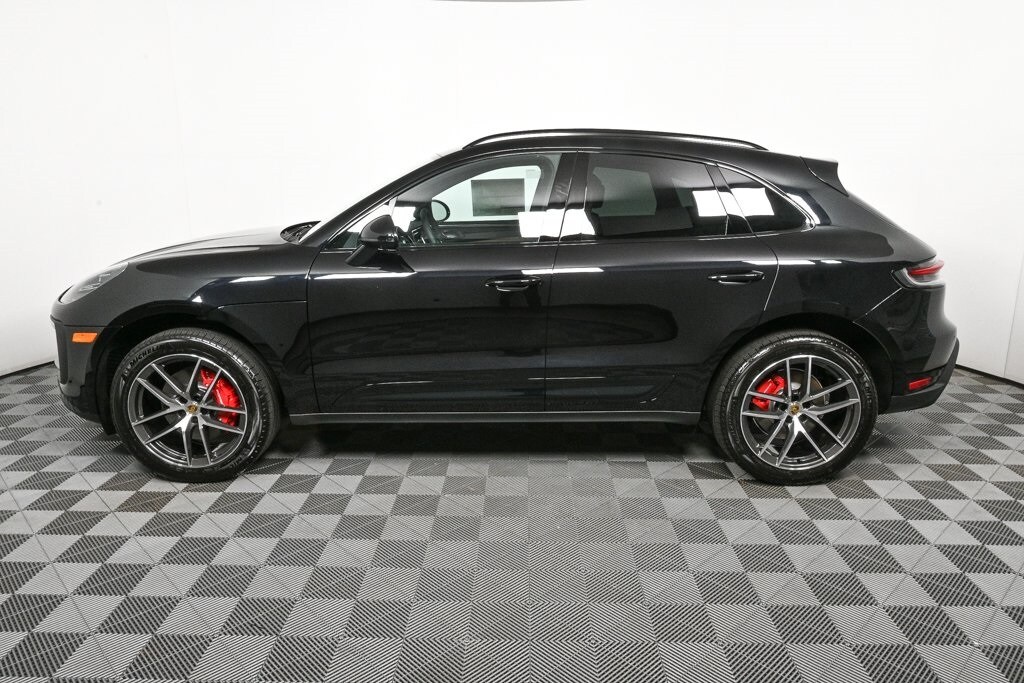 2025 Porsche Macan S photo 2