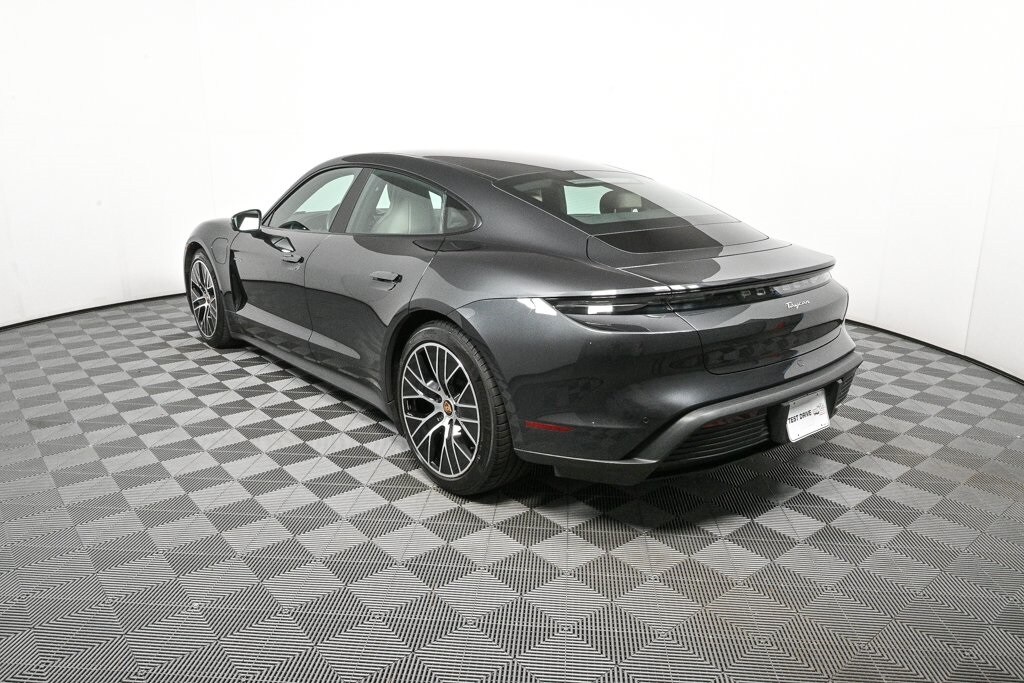 2021 Porsche Taycan photo 3