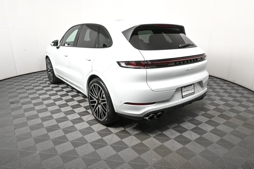 2025 Porsche Cayenne photo 3