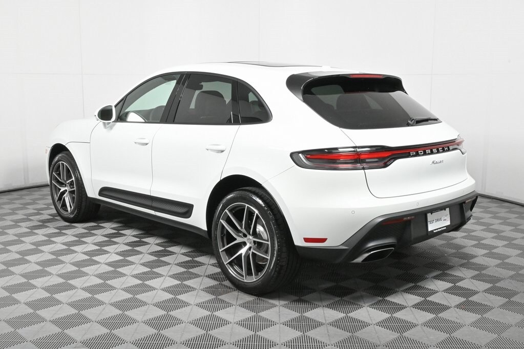 2025 Porsche Macan T photo 3