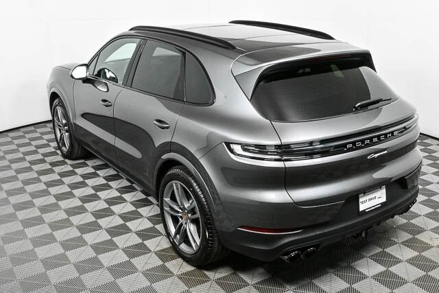 2025 Porsche Cayenne photo 2