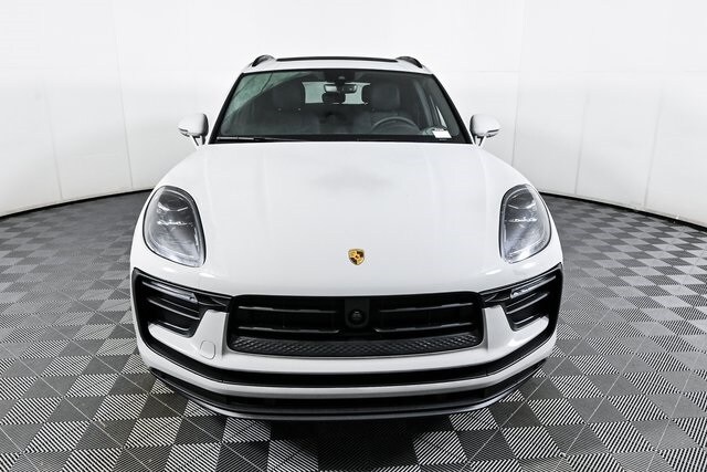 2025 Porsche Macan T photo 2