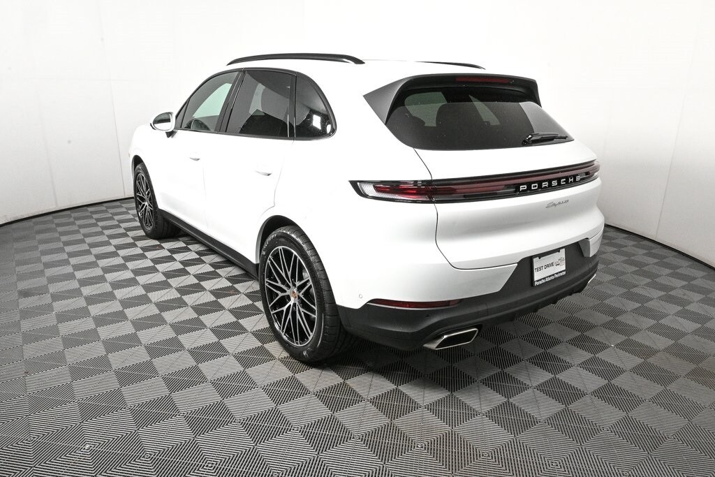 2026 Porsche Cayenne photo 2