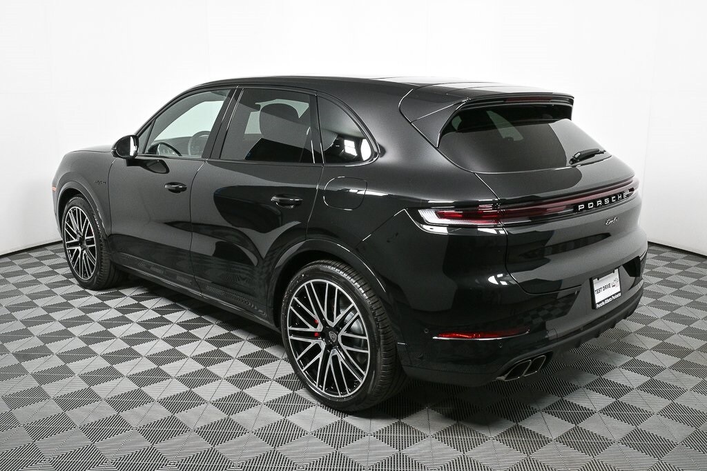 2026 Porsche Cayenne E-Hybrid Turbo photo 3