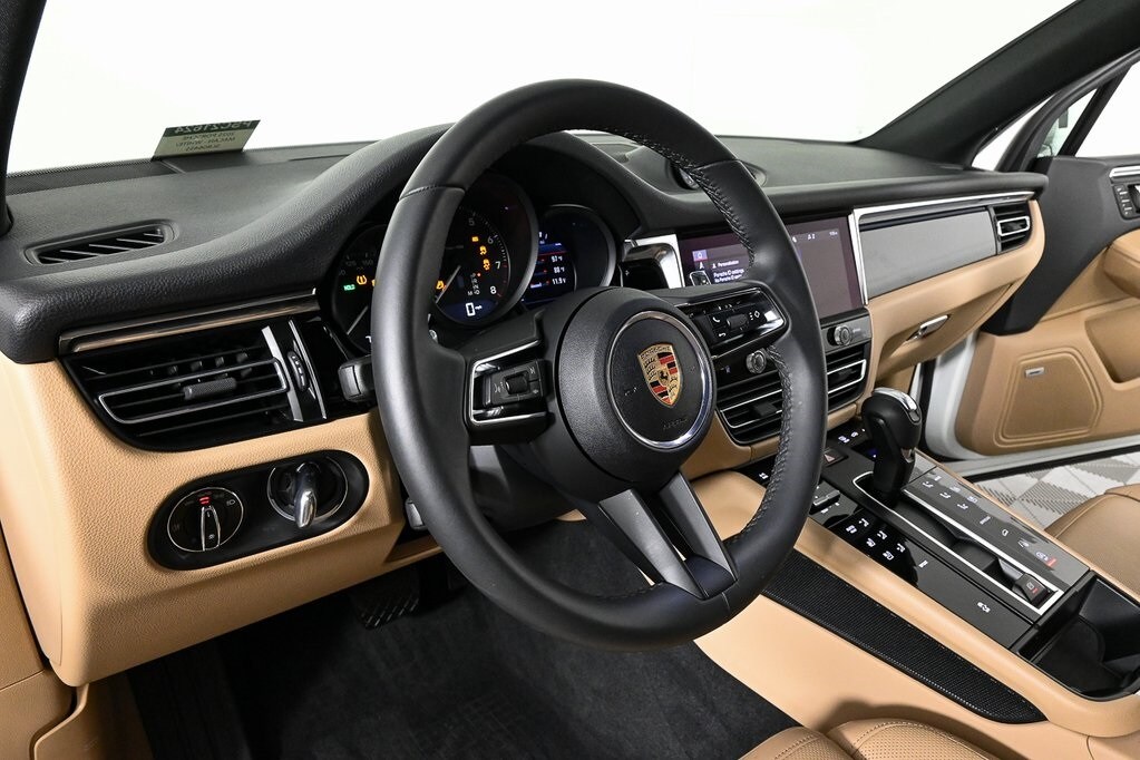 2025 Porsche Macan T photo 2