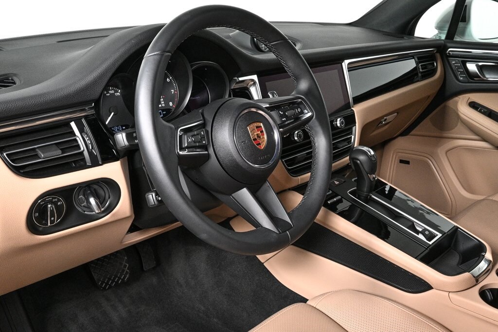 2025 Porsche Macan T photo 4