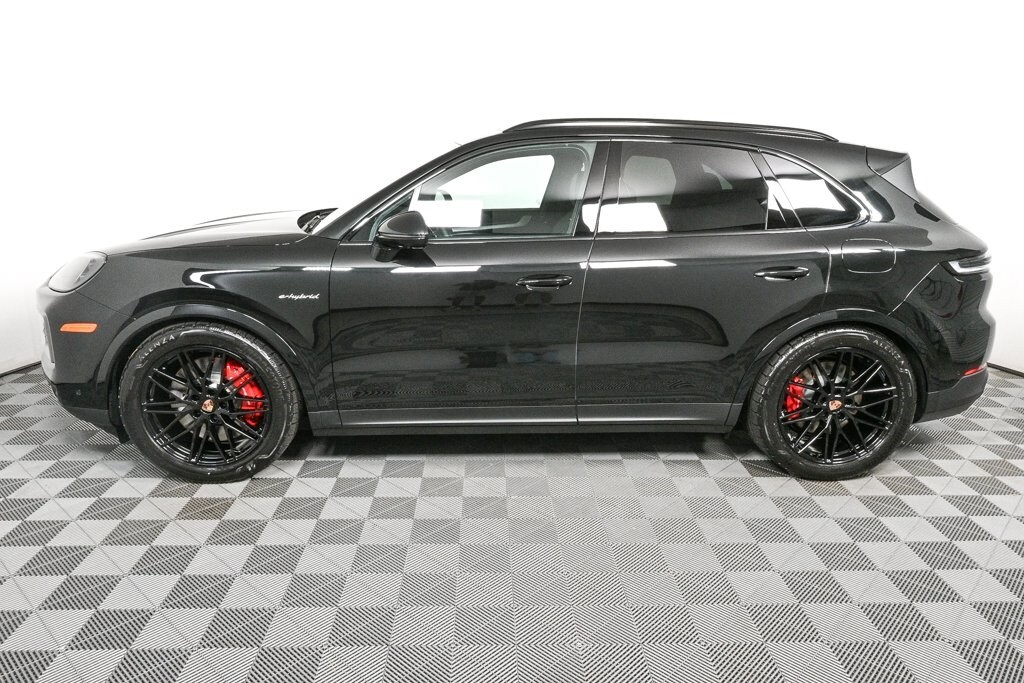 2025 Porsche Cayenne E-Hybrid S photo 2