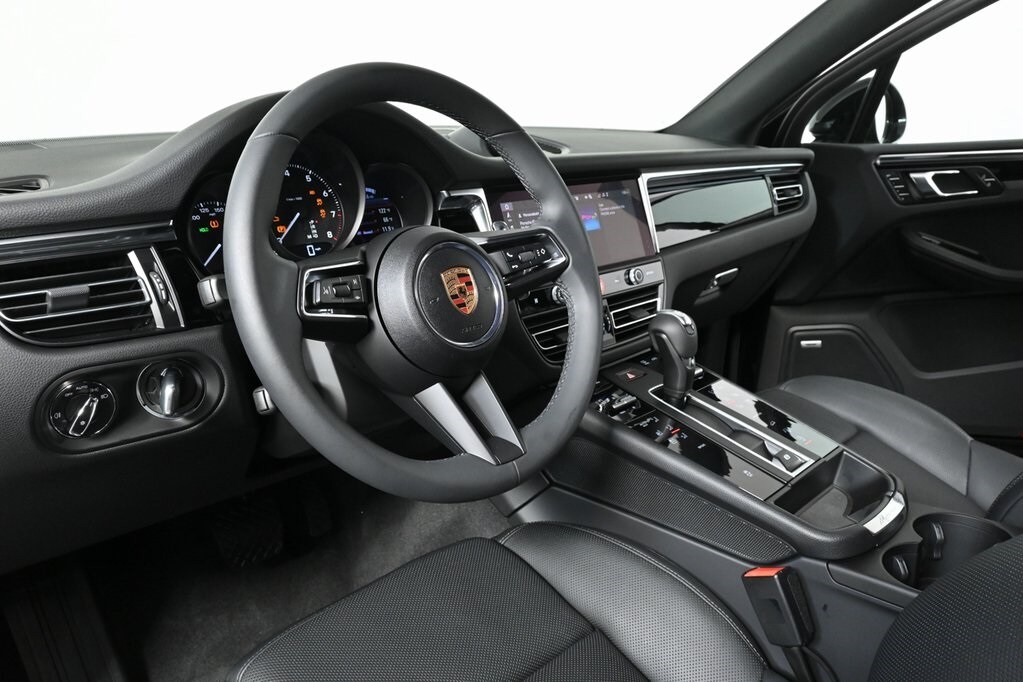 2025 Porsche Macan T photo 3
