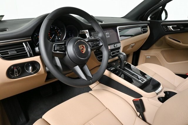 2025 Porsche Macan T photo 4