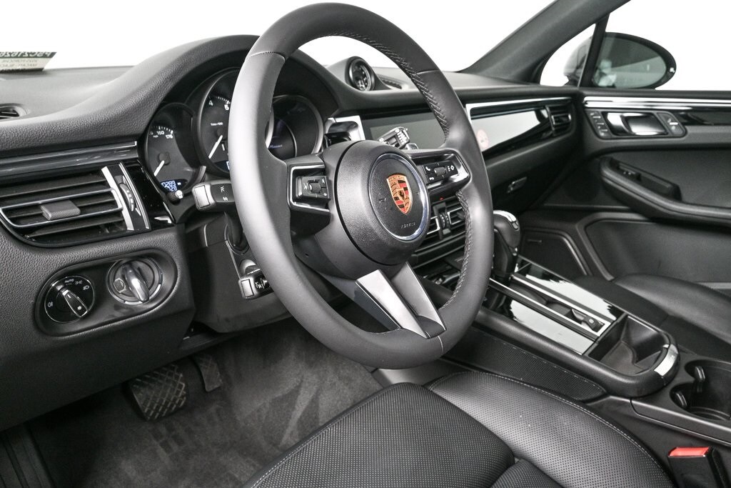 2025 Porsche Macan T photo 4