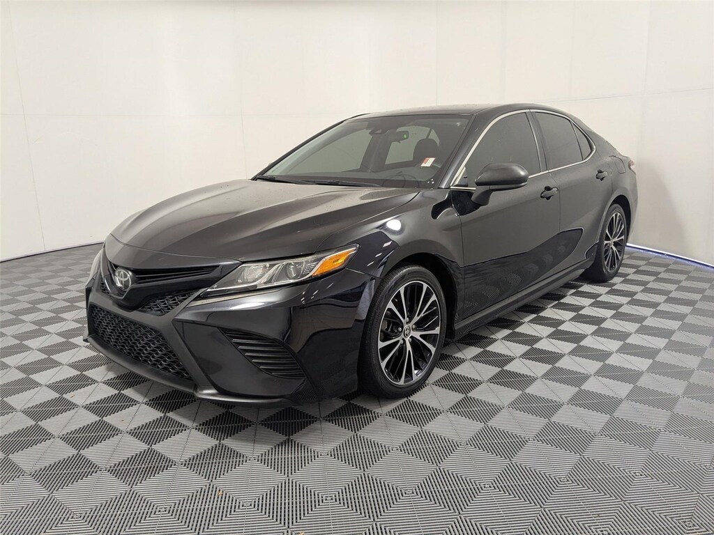 Used 2020 Toyota Camry SE Sedan