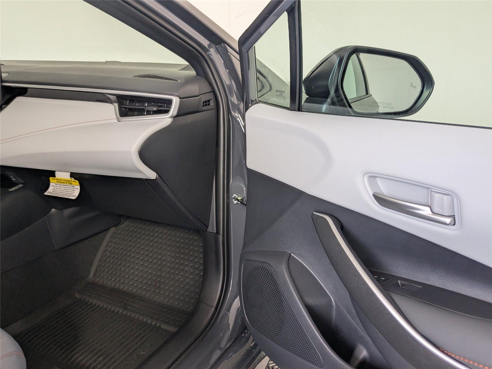 2025 Toyota Corolla SE photo 3