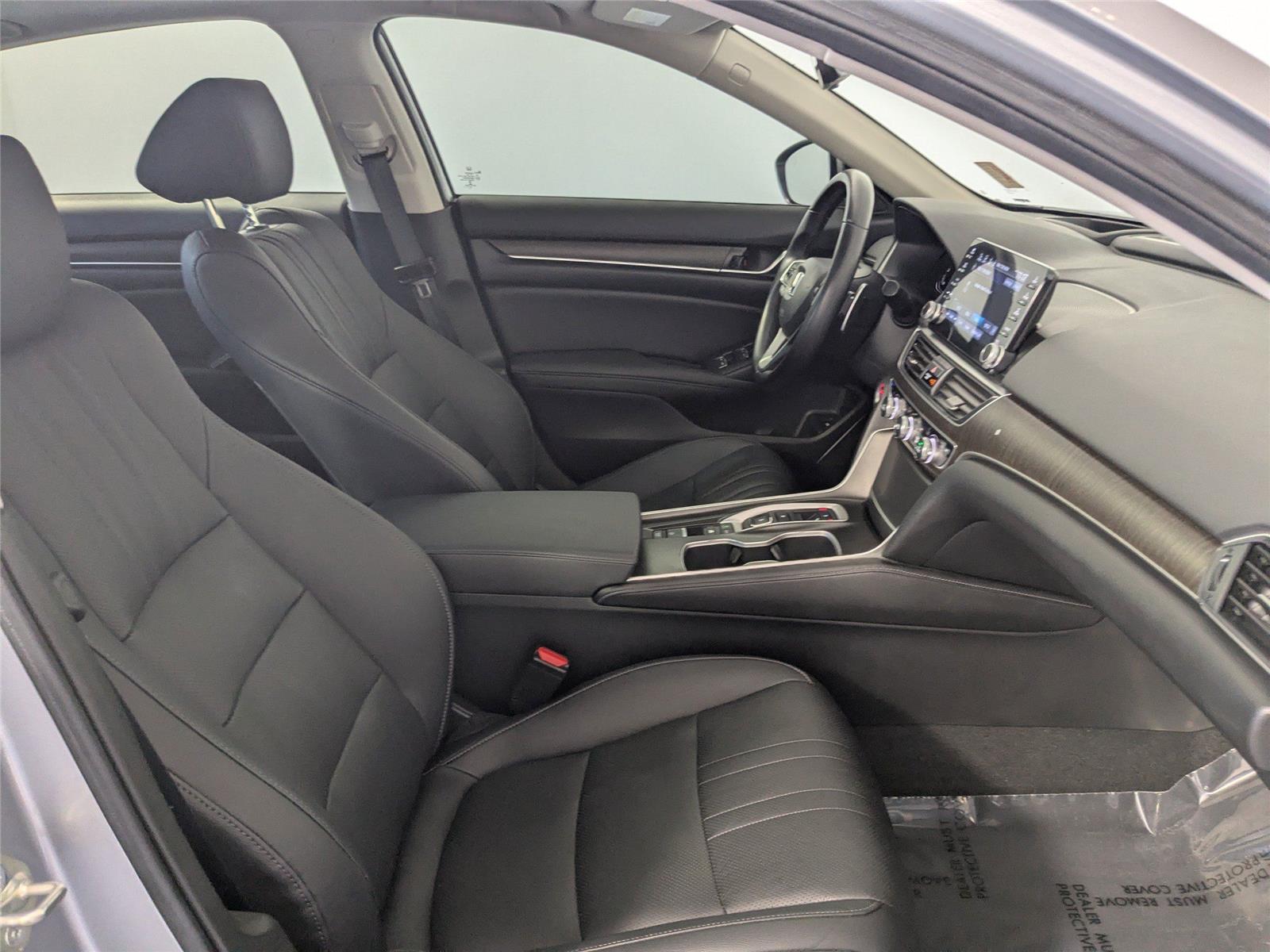 2020 Honda Accord Hybrid Touring photo 3