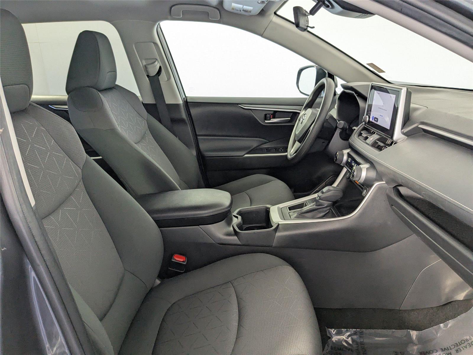 2024 Toyota RAV4 XLE photo 2