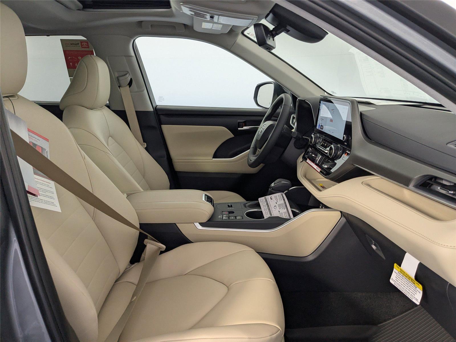 2025 Toyota Highlander XLE photo 3