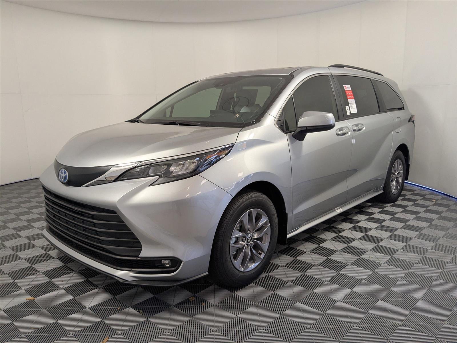 2025 Toyota Sienna XLE's photo