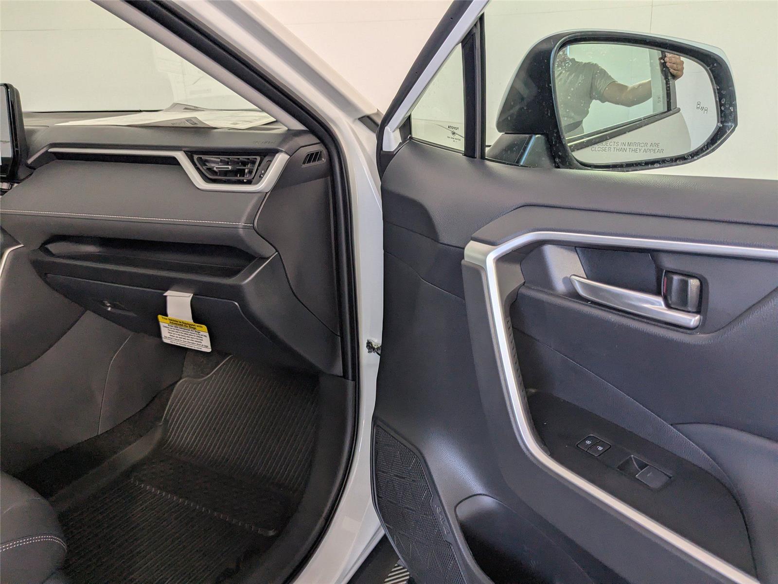 2025 Toyota RAV4 XLE Premium photo 4