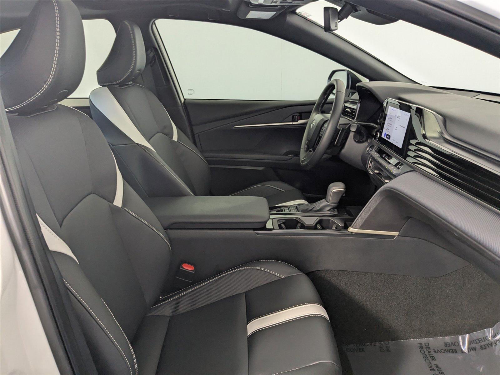 2025 Toyota Camry SE photo 3
