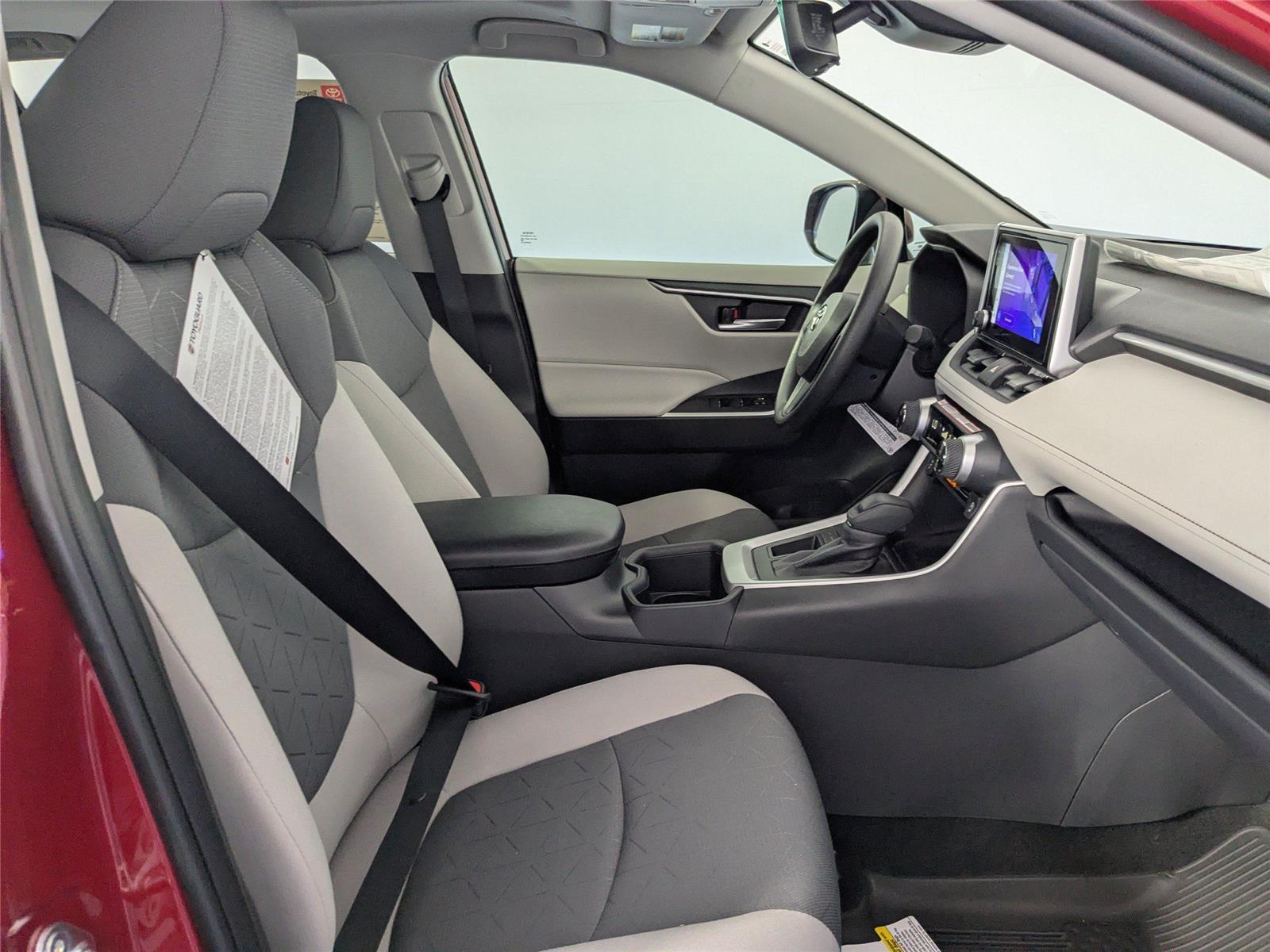 2025 Toyota RAV4 XLE photo 3