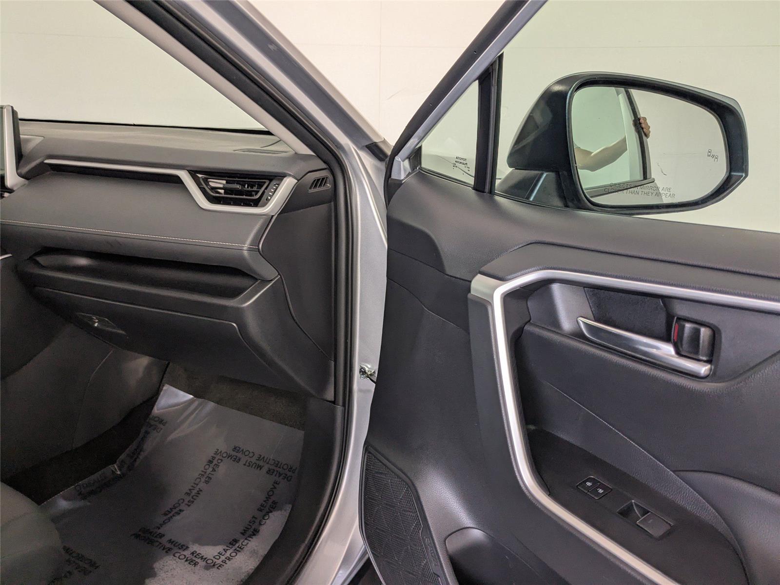 2024 Toyota RAV4 XLE photo 3