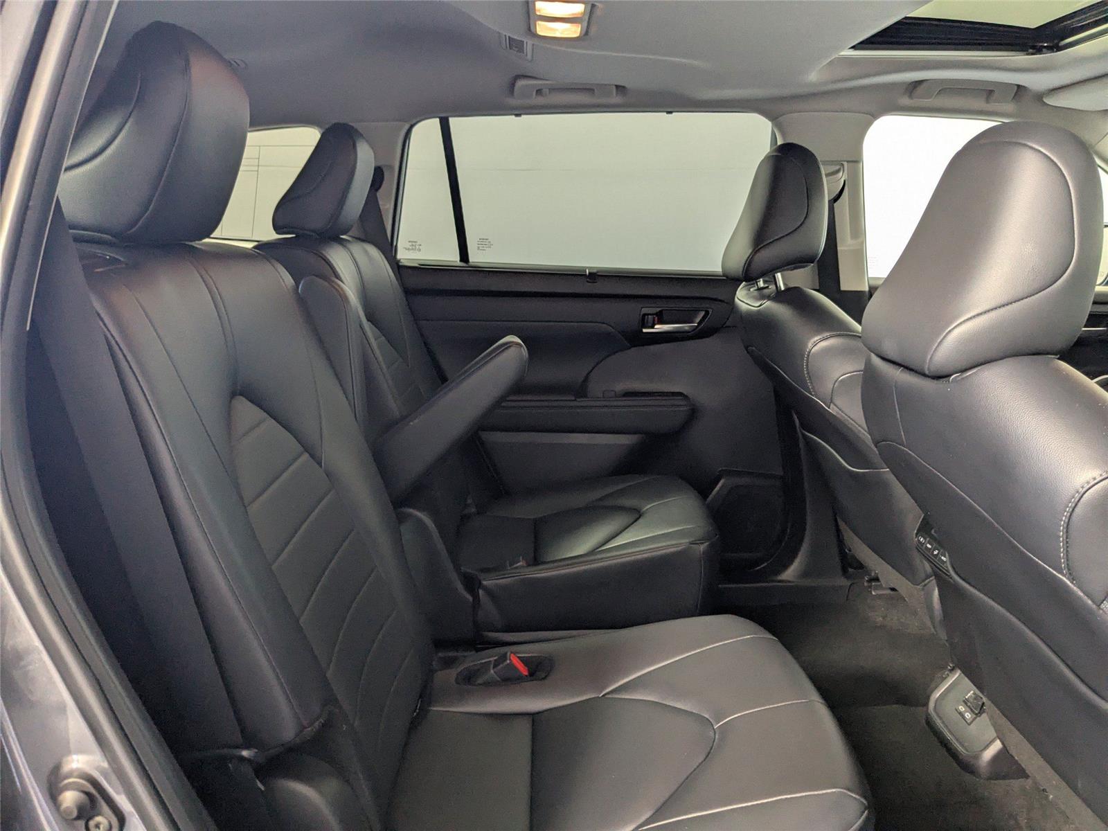 2024 Toyota Highlander XLE photo 2