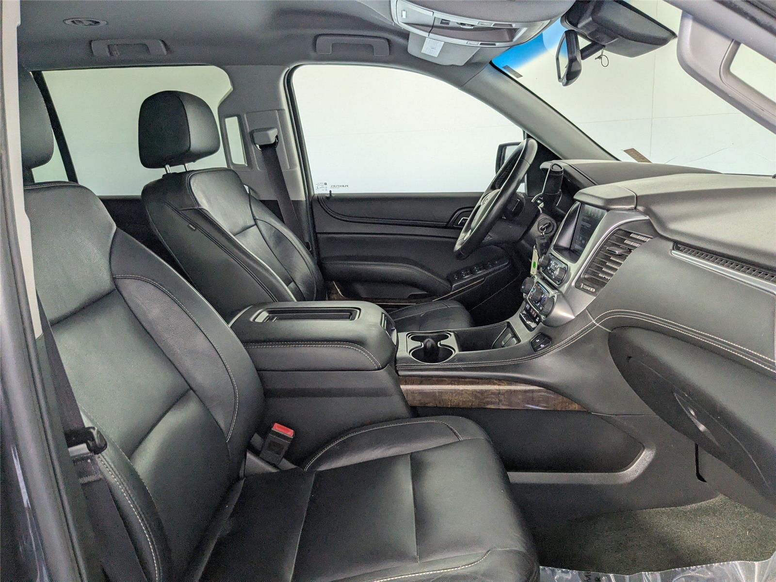 2017 Chevrolet Suburban LT photo 3