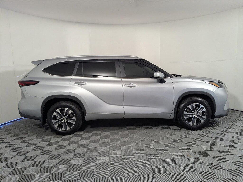 Used 2025 Toyota Highlander XLE SUV
