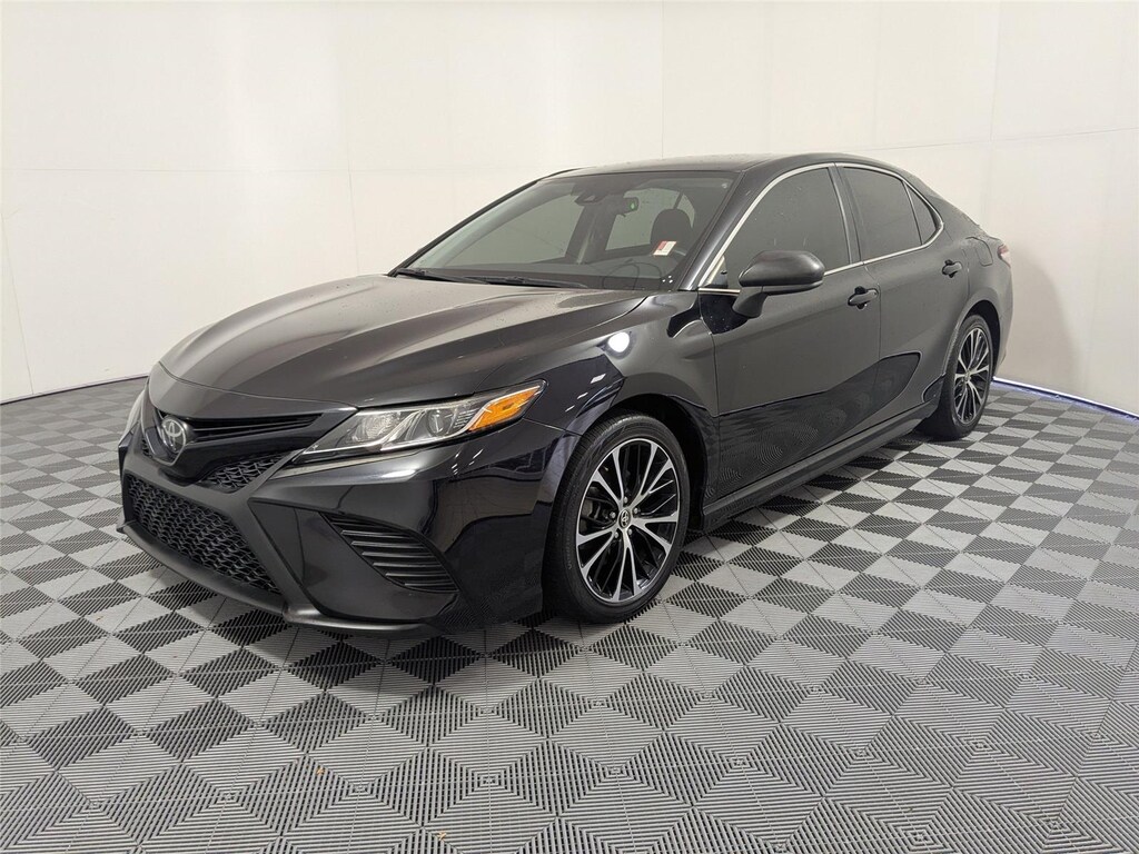 Used 2020 Toyota Camry SE Sedan