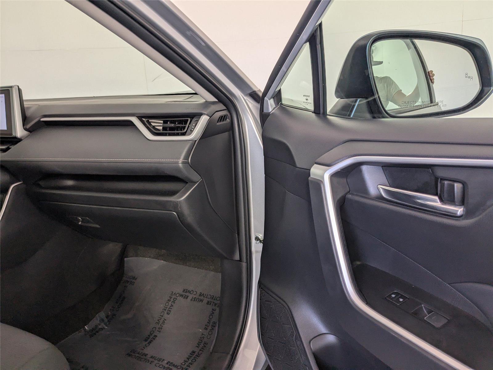 2024 Toyota RAV4 Hybrid XLE photo 2