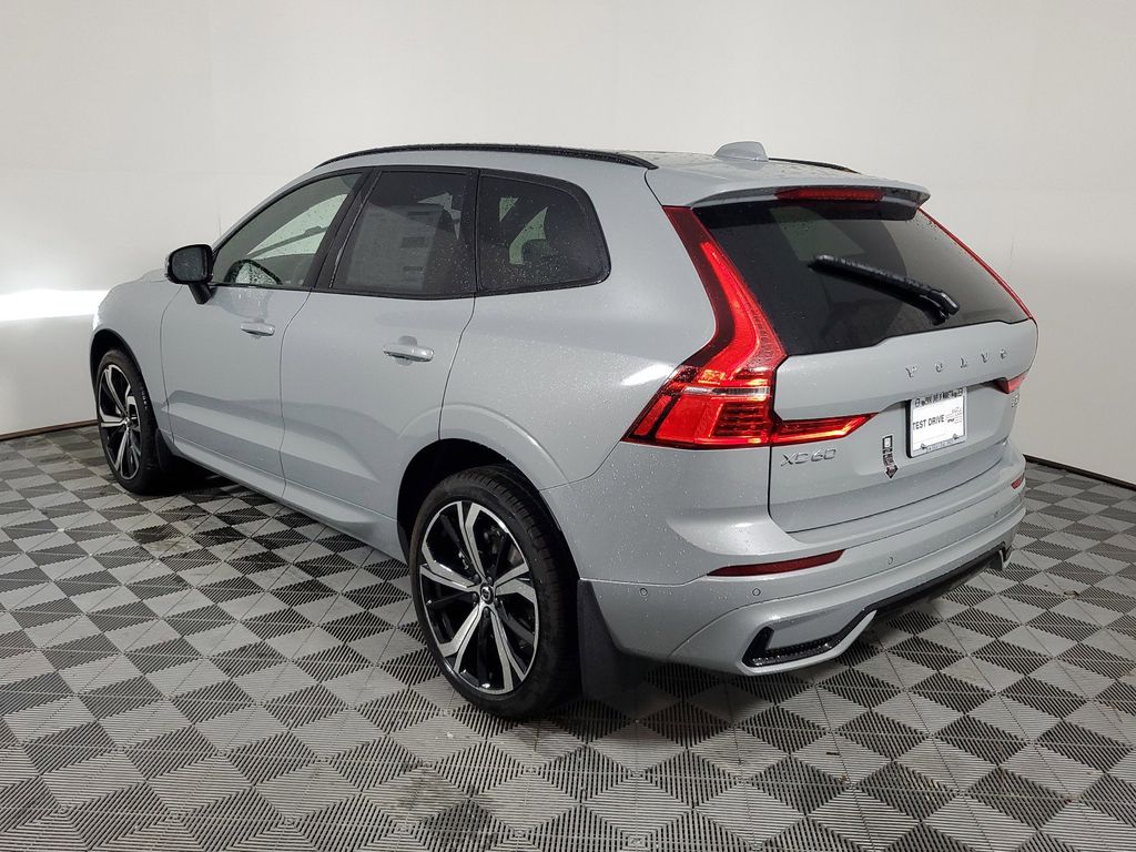 2025 Volvo XC60 B5 photo 4