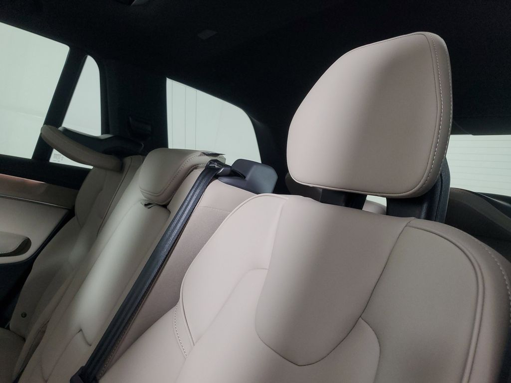 2025 Volvo XC90 Core - Photo 15