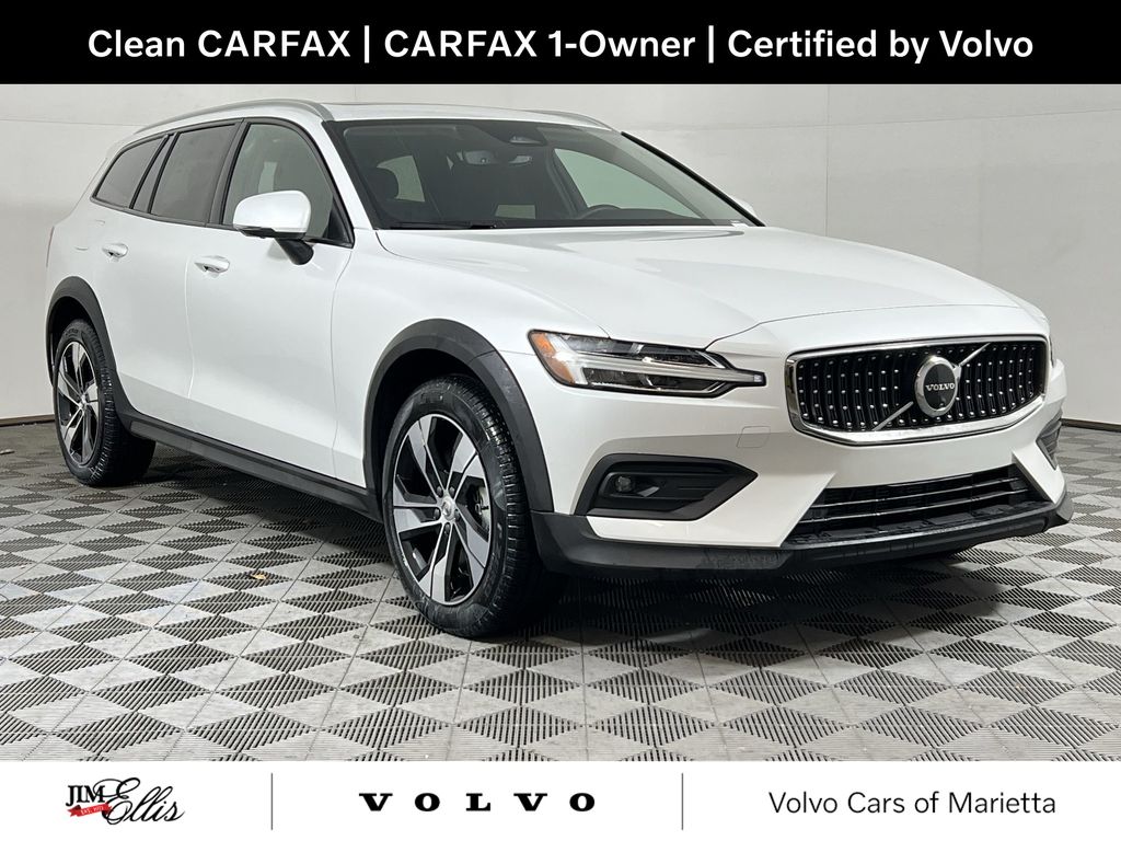 2025 Volvo V60 Cross Country Plus's photo