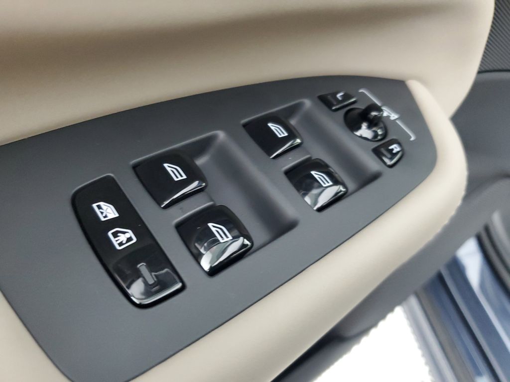 2026 Volvo XC90 Plus - Photo 21