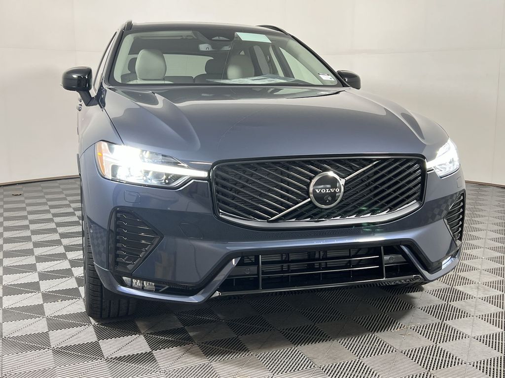 2026 Volvo XC60 B5 photo 2