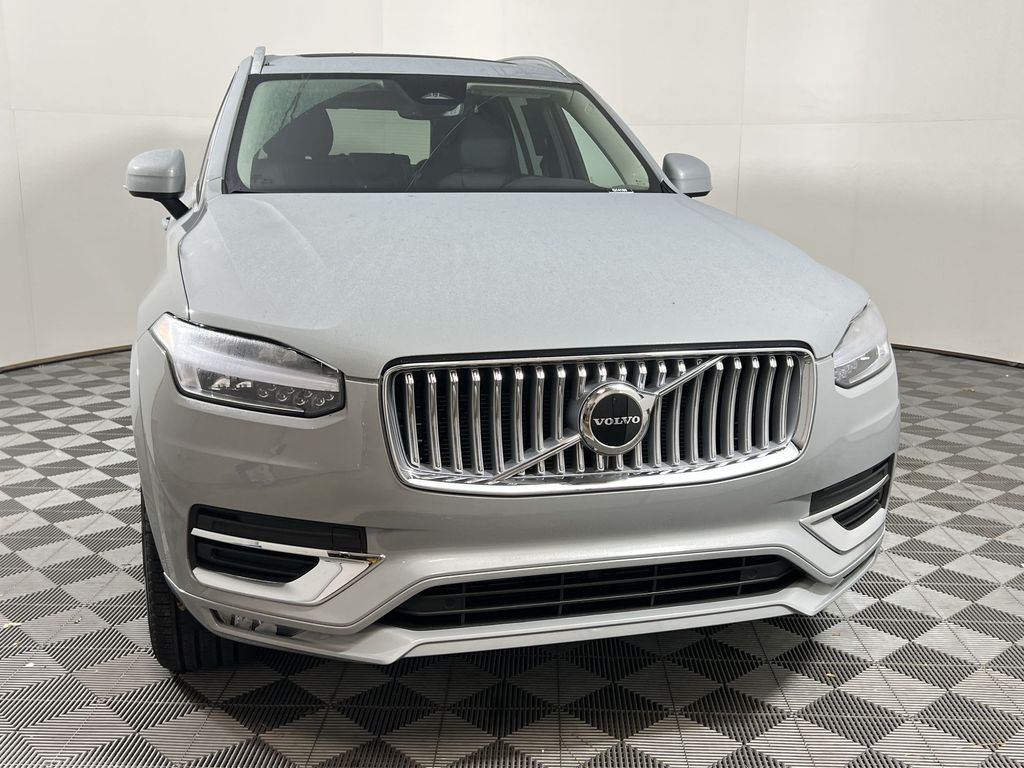 2025 Volvo XC90 B5 Core photo 3