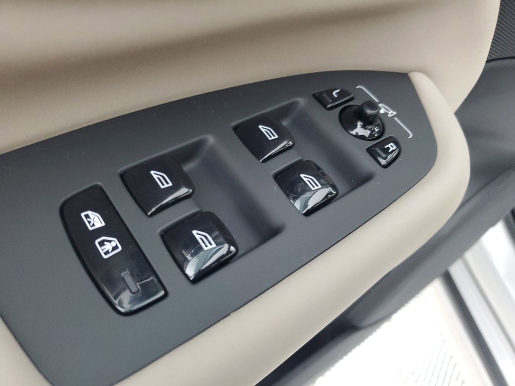 2025 Volvo XC90 Core - Photo 22