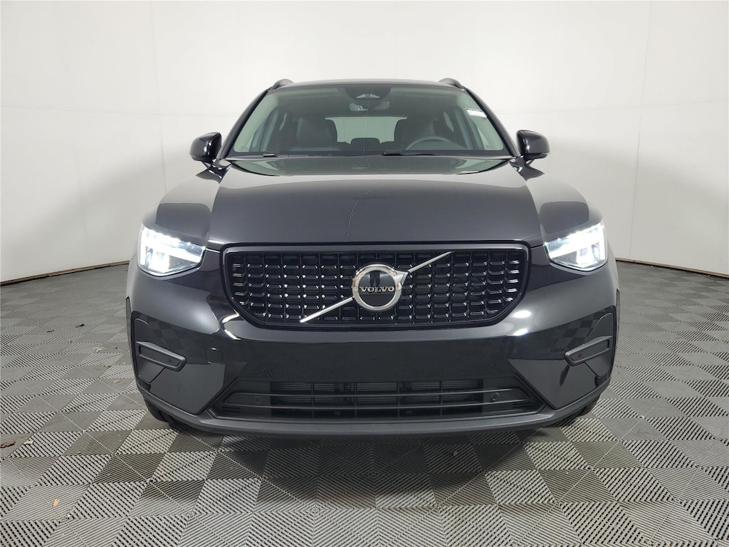 New 2026 Volvo XC40 B4 Core SUV