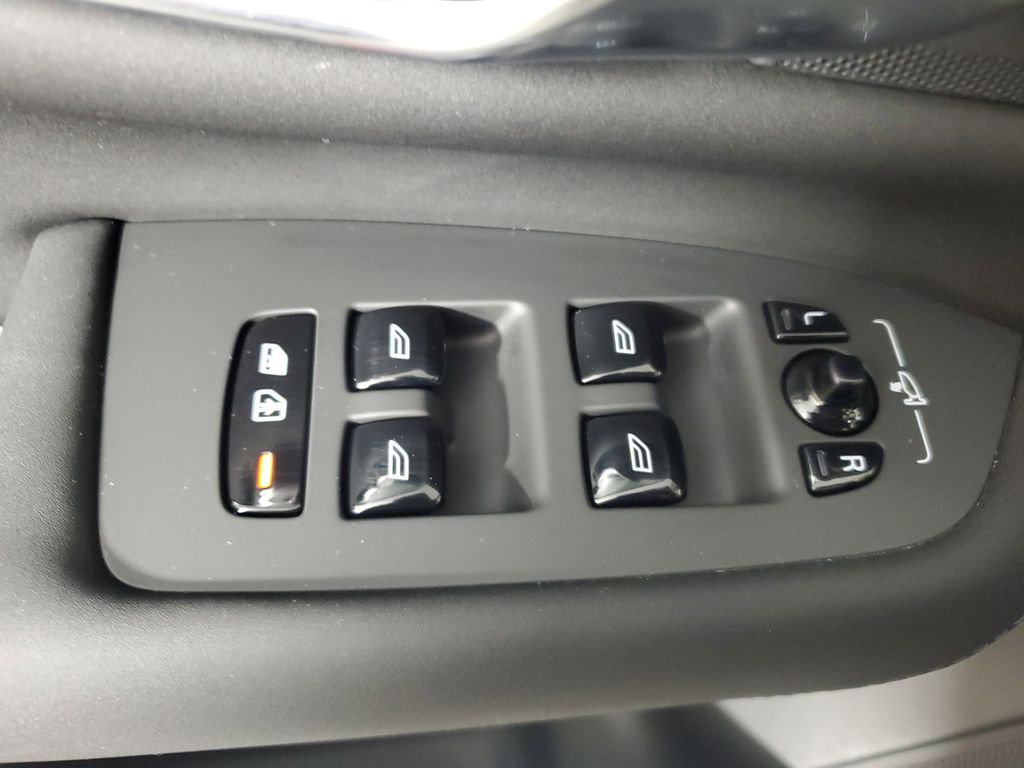 2025 Volvo XC90 Core - Photo 24