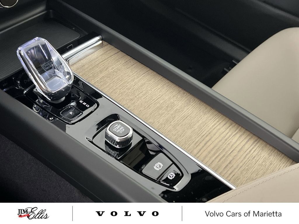 2026 Volvo XC60 Plus - Photo 17