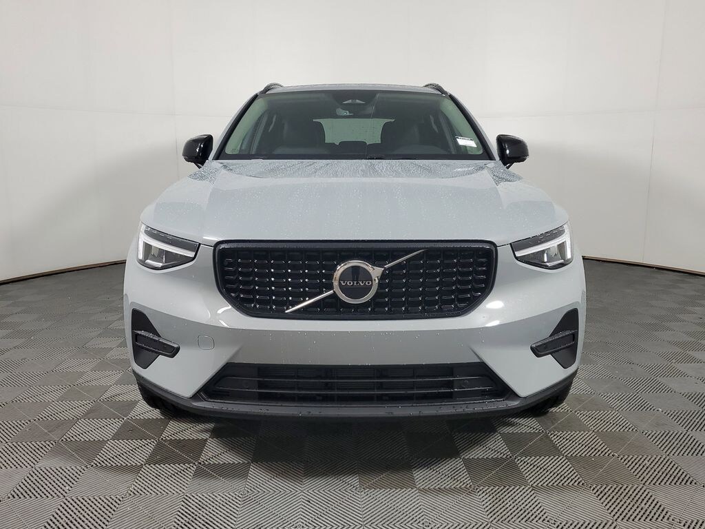 New 2026 Volvo XC40 B5 Core SUV