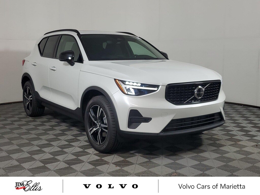 New 2026 Volvo XC40 B4 Core SUV